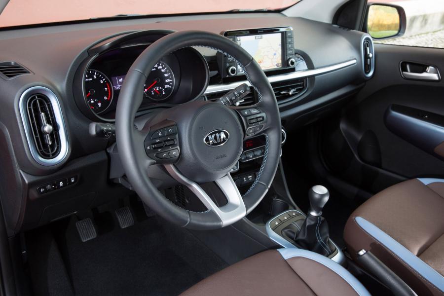 Интерьер Kia Picanto 5-Door 2017 года  (WW) (фото 2 из 30)